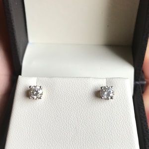 Natural diamond stud earrings